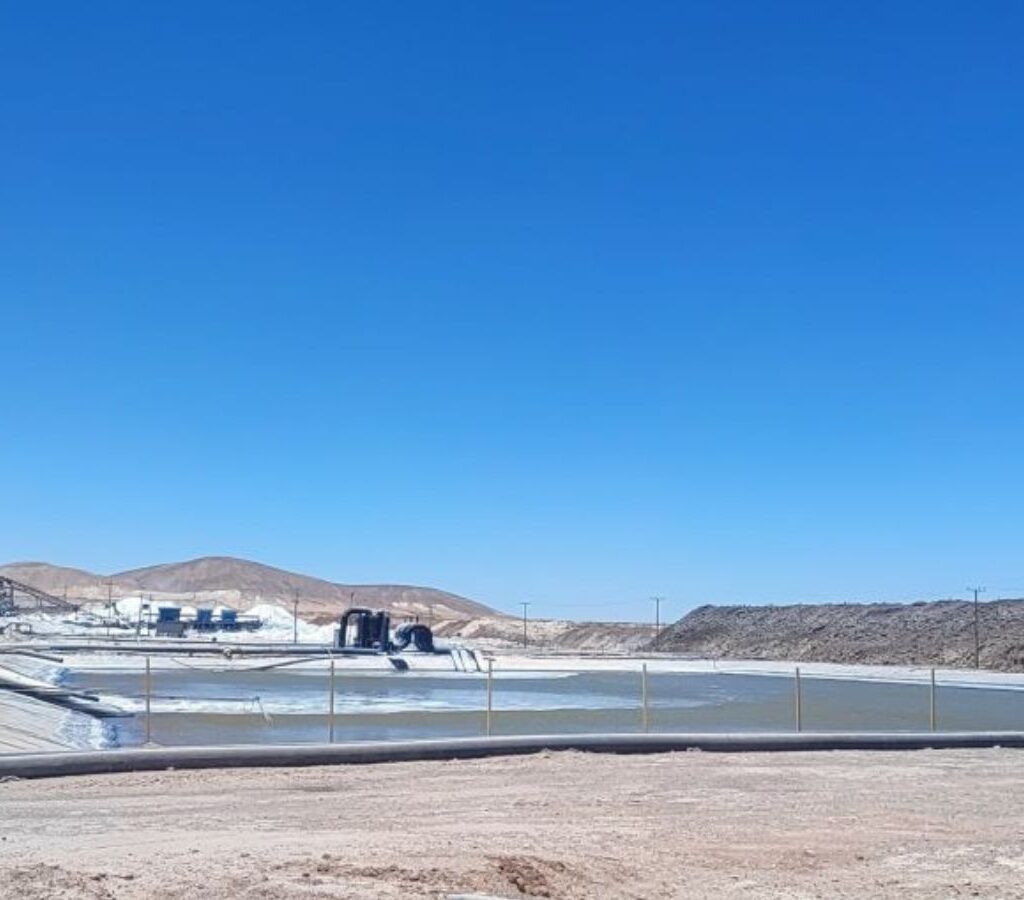 En las actividades de fiscalización se detectó la existencia de 30 pozas de evaporación solar que superan ampliamente los límites establecidos en sus permisos ambientales.| Crédito: SMA