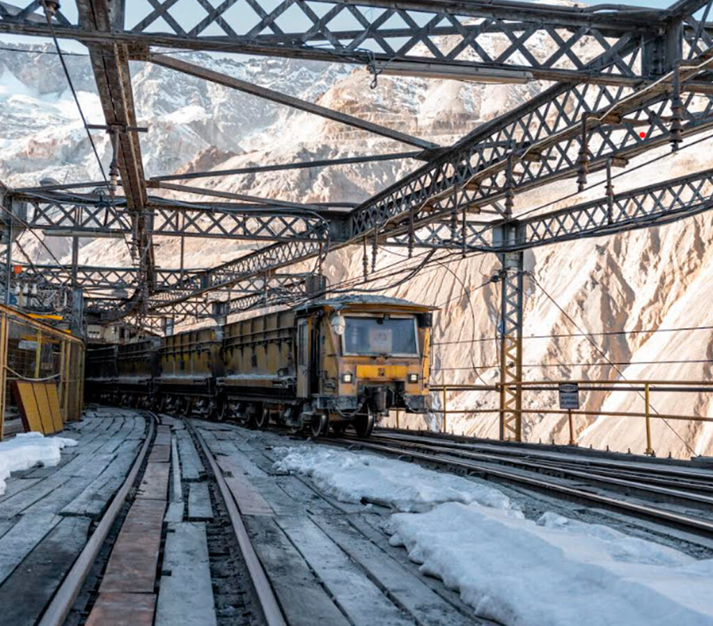 Desde 1925, el sistema ferroviario más antiguo de División El Teniente continúa transportando mineral entre el Rajo Sur y la Planta Sewell,