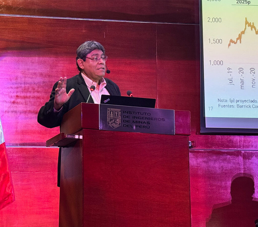 Elmer Cuba, socio de Macroconsult, advierte que el auge de precios no está siendo plenamente aprovechado por el Perú debido a trabas regulatorias e informalidad creciente.| Crédito: IIMP
