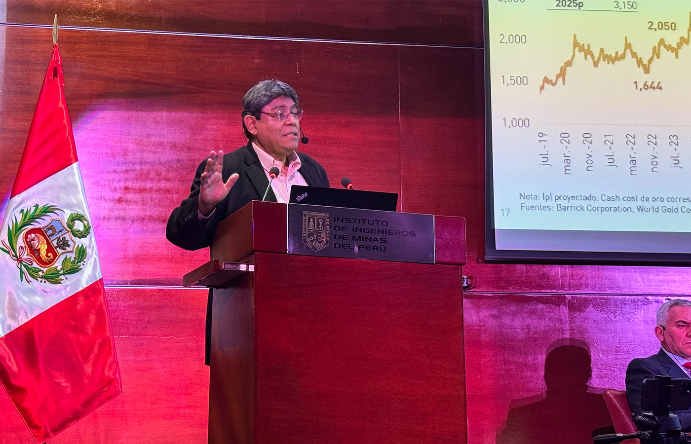 Elmer Cuba, socio de Macroconsult, advierte que el auge de precios no está siendo plenamente aprovechado por el Perú debido a trabas regulatorias e informalidad creciente.| Crédito: IIMP