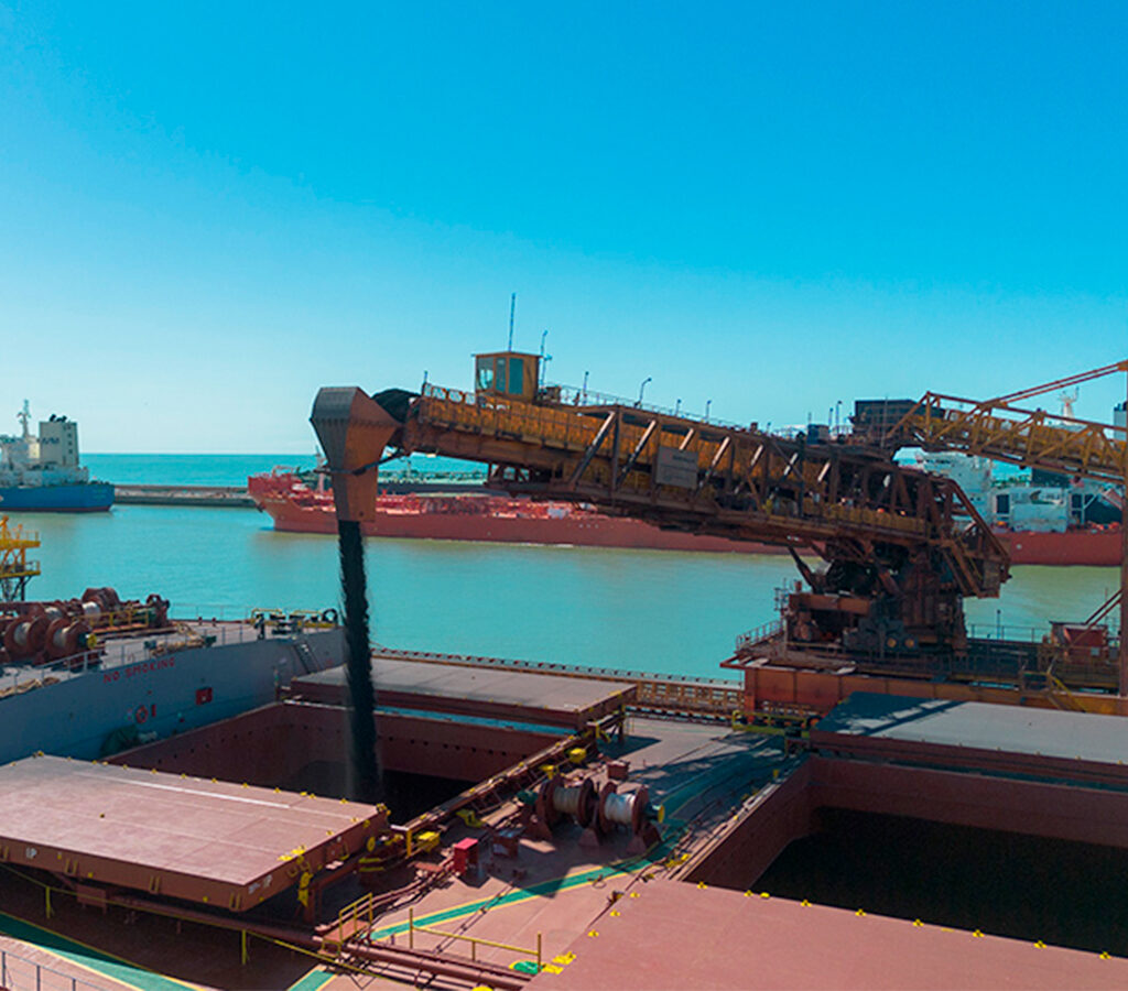 El mineral se embarca en la terminal de Ferroport en São João da Barra (RJ).| Crédito: Anglo American