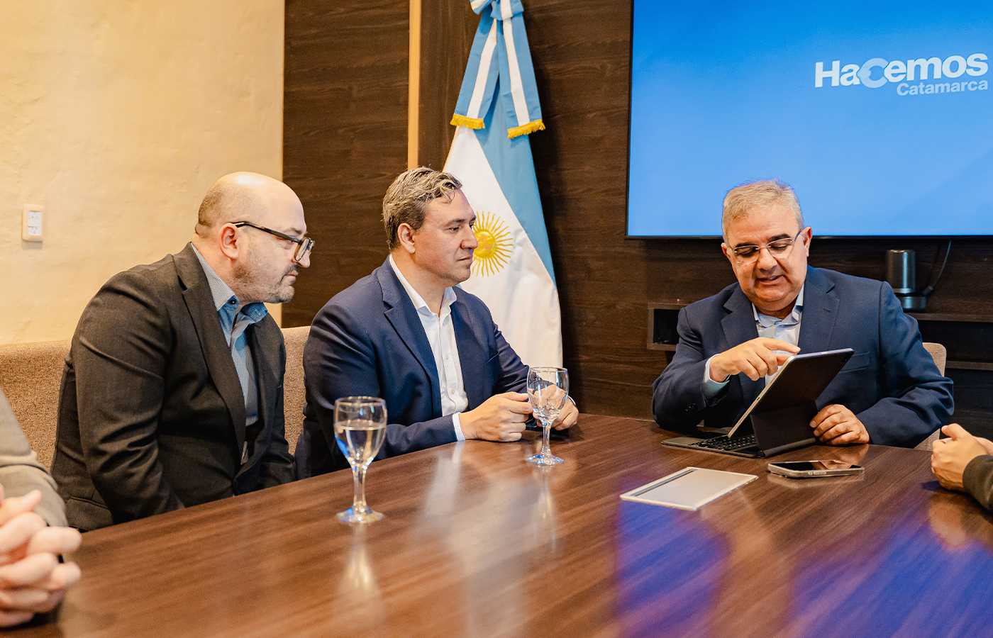 Acompañaron al gobernador en el encuentro el ministro de Minería, Marcelo Murúa, y el ministro de Hacienda y Obra Pública, Juan Marchetti.| Crédito: Gobierno de Catamarca