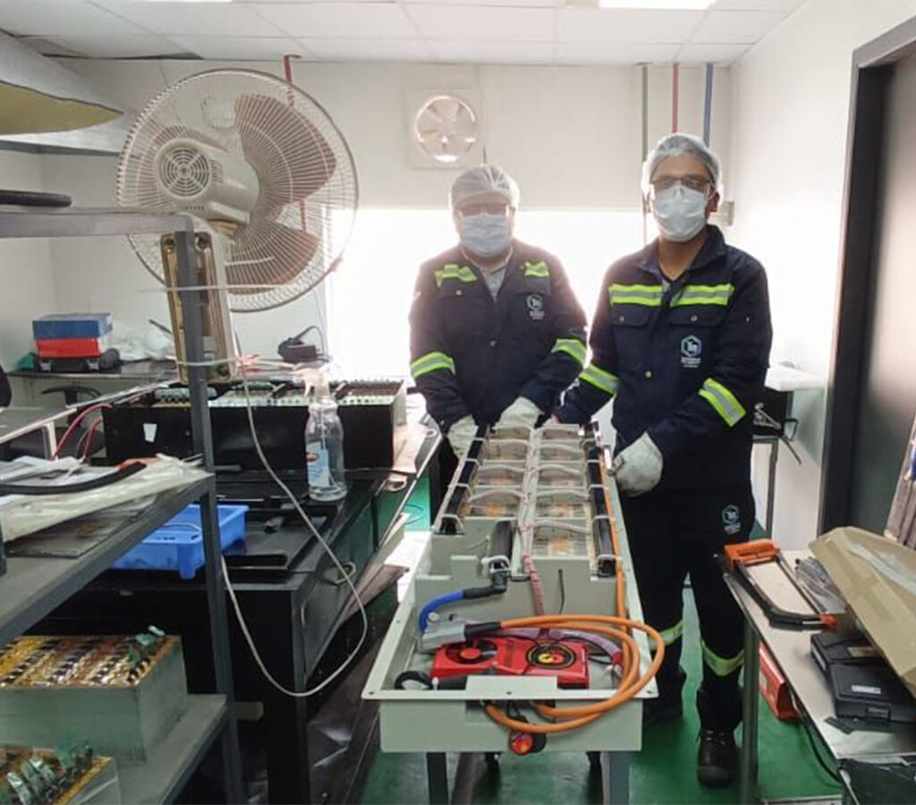 Profesionales del CIDYP y de las plantas piloto de Materiales Catódicos y Bateríaprototipos de baterías de ion litio para vehículos eléctricos.| Crédito: YLB