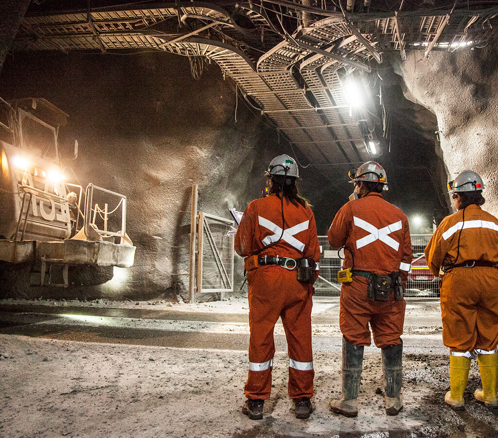 El acuerdo busca promover la cooperación técnica en áreas clave de la industria, con foco en métodos de explotación en condiciones ultra profundas, soporte de terreno y respuesta sísmica.| Crédito: Codelco