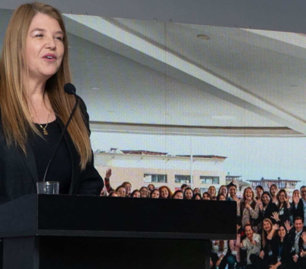 María de la Luz Osses es confirmada en el liderazgo de Minera Zaldívar y, paralelamente, la compañía firmó el compromiso para iniciar su proceso de certificación bajo la Norma Chilena 3262.| Crédito: Antofagasta Minerals