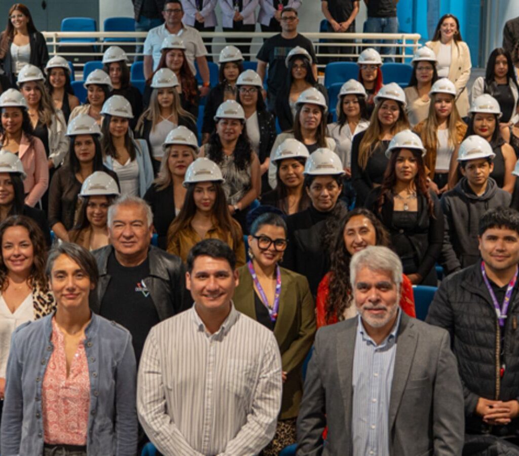 Durante octubre, 40 mujeres comenzaron cursos de mantenimiento y electromecánica, y otras 40 se forman como operadoras de camiones de alto tonelaje y mantenedoras del área planta.| Crédito: Antofagasta Minerals