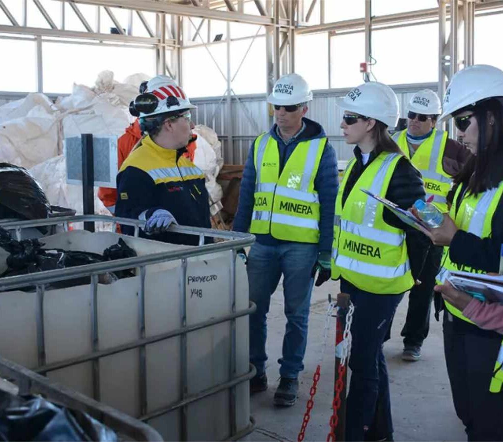 El recorrido contó con la participación del subsecretario de Minería, Federico Carrizo, la directora General de Minería, Paula Marinaro y profesionales dependientes de la Dirección General de Minería.| Foto: Gobierno de Salta