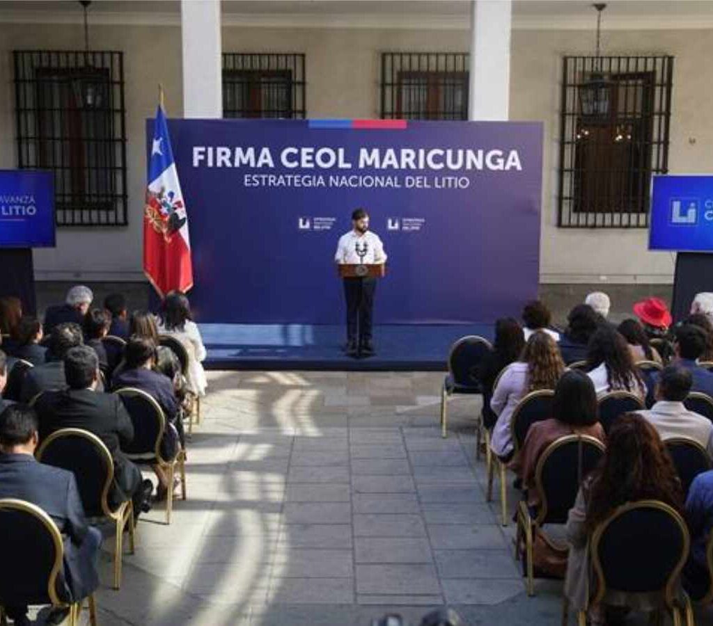 En ceremonia encabezada por el presidente Gabriel Boric fue refrendado el contrato que viabiliza el proyecto que Codelco realizará en alianza público-privada en el salar de Maricunga.| Foto: Gobierno de Chile.
