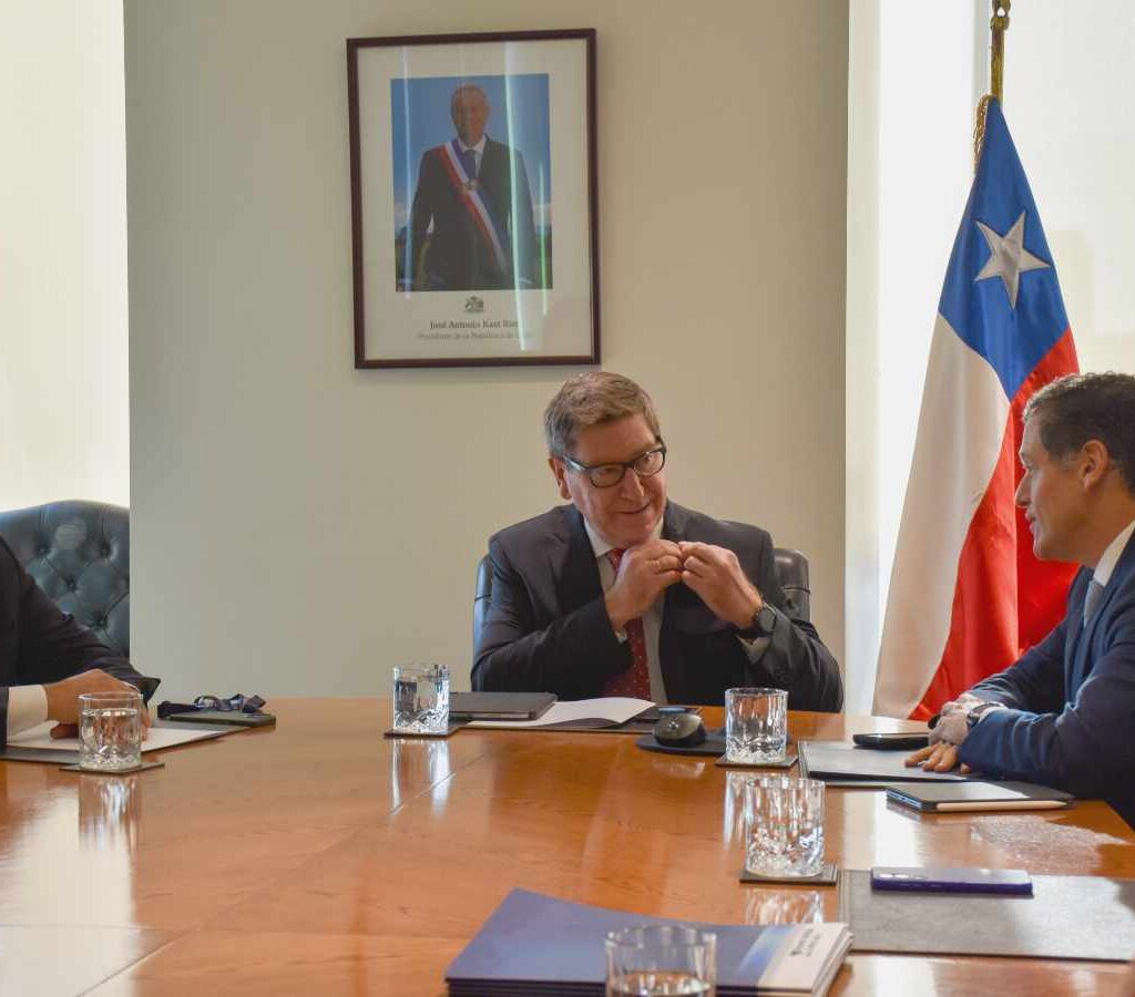 El biministro de Economía y Minería, Daniel Mas, y el subsecretario de Minería, Álvaro González, recibieron a los máximos representantes de Freeport-McMoRan en Chile.| Foto: Ministerio de Minería