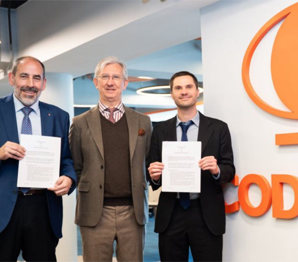 Ambas entidades formalizaron un convenio de colaboración que combina simulaciones avanzadas, pruebas de baterías de litio en laboratorios y análisis técnico-económicos para acelerar la transición energética en las operaciones.| Foto: Codelco