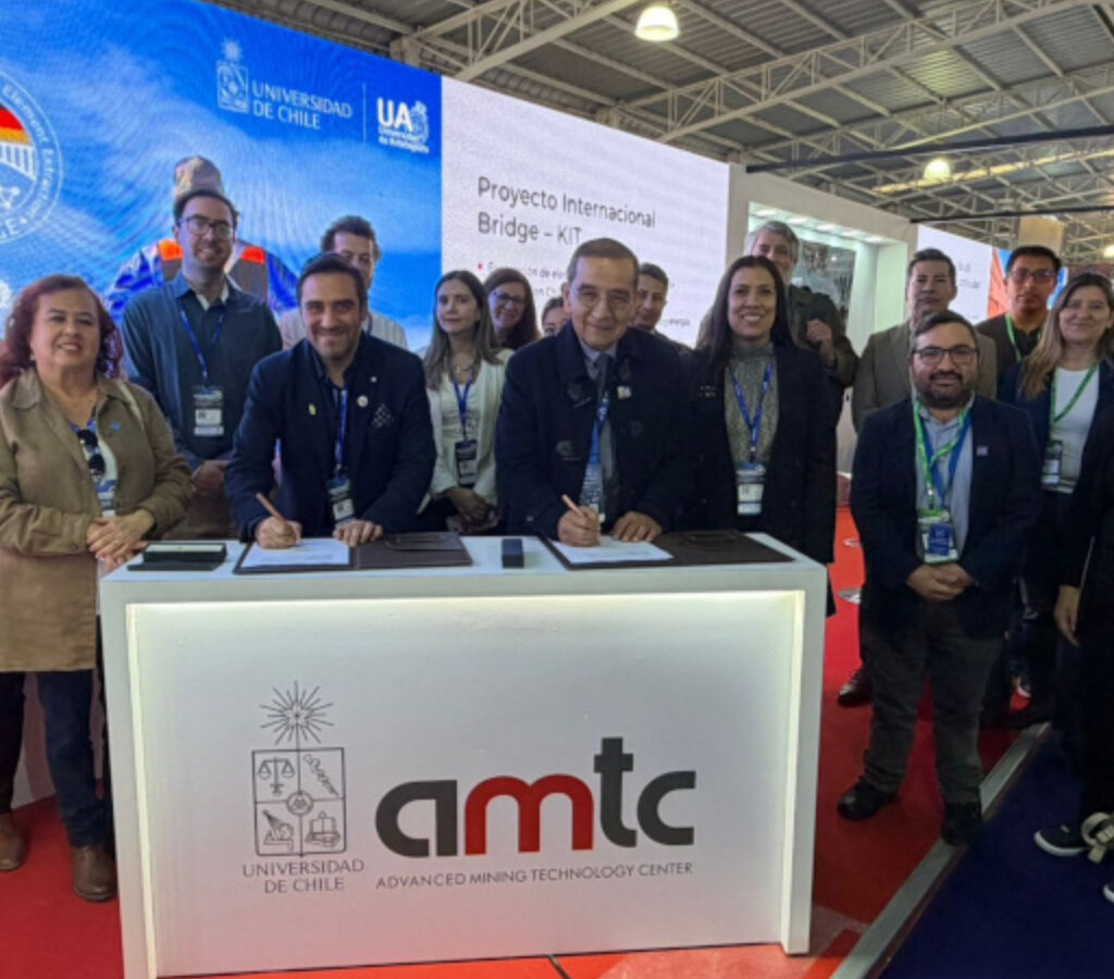 Firma del acuerdo entre el AMTC y la Universidad de Antofagasta.| Foto: AMTC
