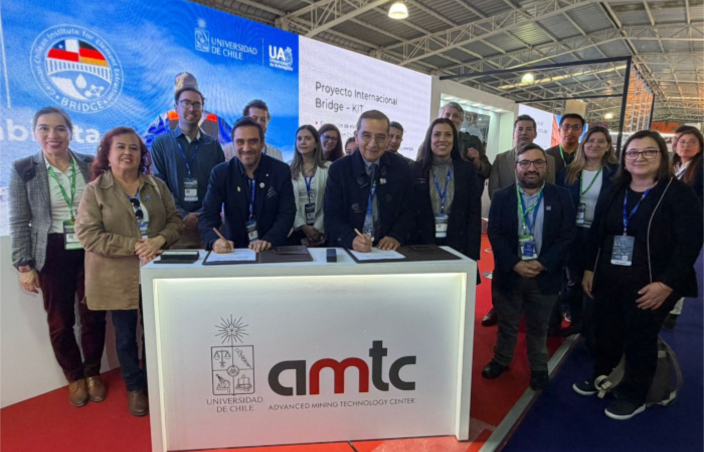 Firma del acuerdo entre el AMTC y la Universidad de Antofagasta.| Foto: AMTC