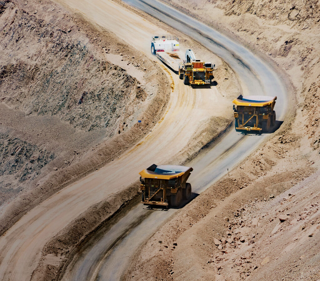 Actualmente Minera Escondida opera con 33 camiones autónomos, 11 perforadoras autónomas, además de equipos de carguío y apoyo habilitados para esta nueva forma de operar.| Foto: BHP