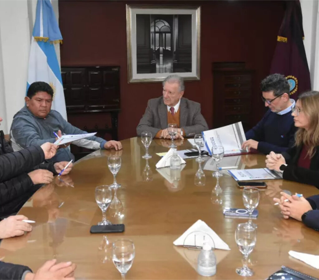 La primera acción concreta será un curso de manejo de maquinaria vial en Tolar Grande.| Foto: Gobierno de Salta