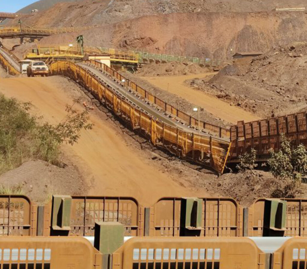 Un proyecto piloto en el Complejo Germano valida una tecnología que aprovecha el peso del mineral durante los tramos descendentes para reducir el consumo de electricidad y aumentar la eficiencia operativa.| Foto: Samarco