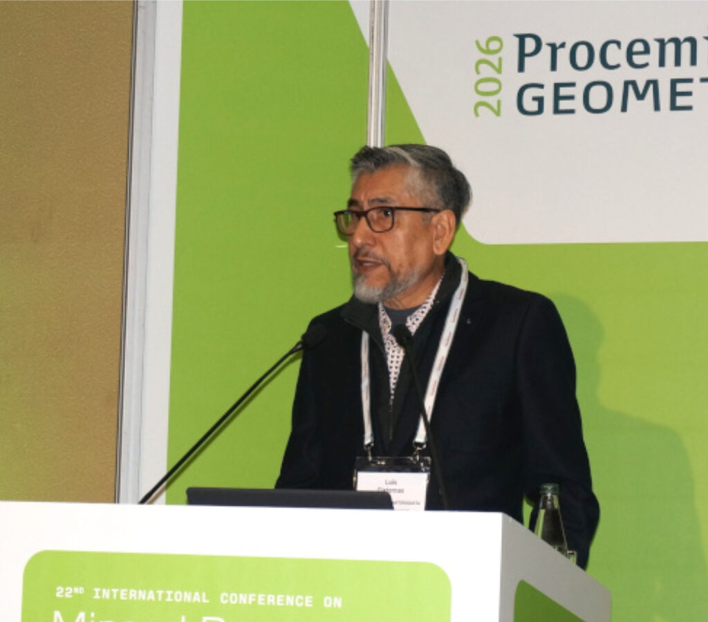 En la conferencia internacional Procemin-Geomet, el Dr. Luis Cisternas expuso cómo la incorporación de geometalurgia en una etapa temprana de diseño puede aumentar beneficios en hasta casi USD 200 millones anuales en comparación con la metodología tradicional.| Foto: AMTC