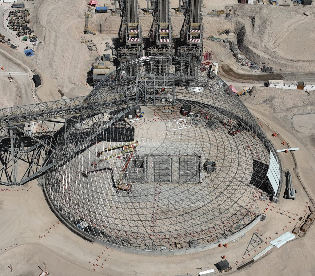 Con una inversión histórica, dos rajos autónomos e importantes iniciativas en comunidades, la compañía consolida su proyecto de expansión que extenderá la vida útil por más de 30 años.| Foto: Antofagasta Minerals