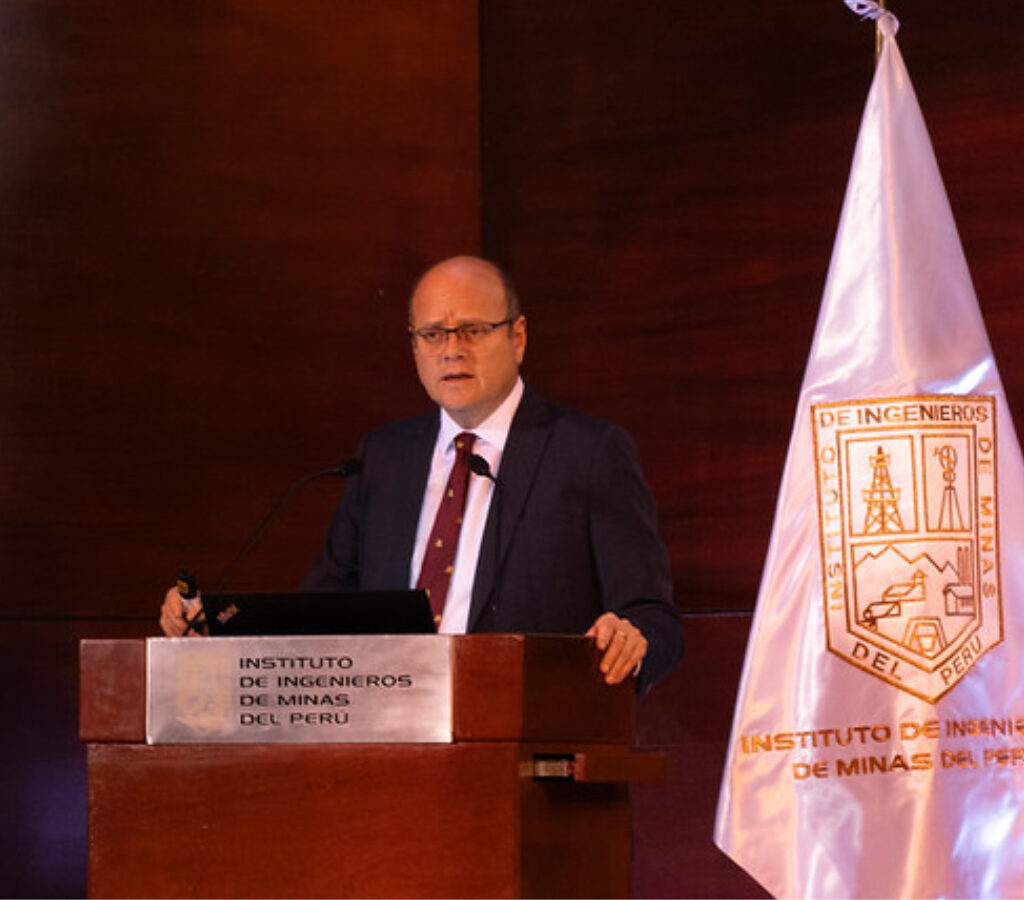 Juan Carlos Ortiz, presidente del IIMP, sostiene que el próximo gobierno debe implementar una evaluación paralela de expedientes y una ventanilla única digital para acelerar las inversiones sin afectar los estándares ambientales y sociales.| Foto: IIMP
