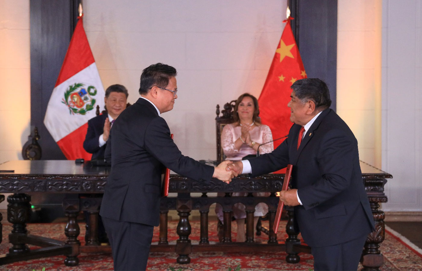 Perú suscribe memorando con China sobre promoción de inversión en minería