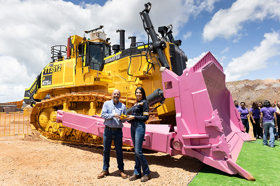 Komatsu entrega tractor ensamblado por un equipo 100% femenino