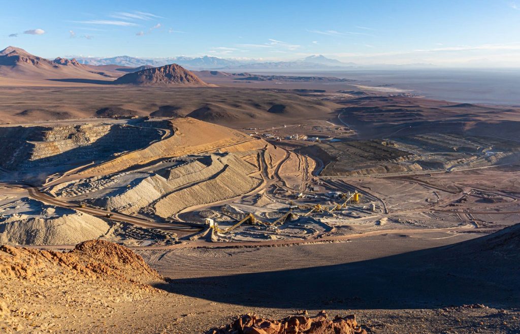 La mina está conectada por carretera y ferrocarril con los principales núcleos de población. La capital regional, Salta, está a 260 km al oeste y la ciudad más cercana es Tolar Grande, a unos 75 km de la mina.| Crédito: Fortuna Mining