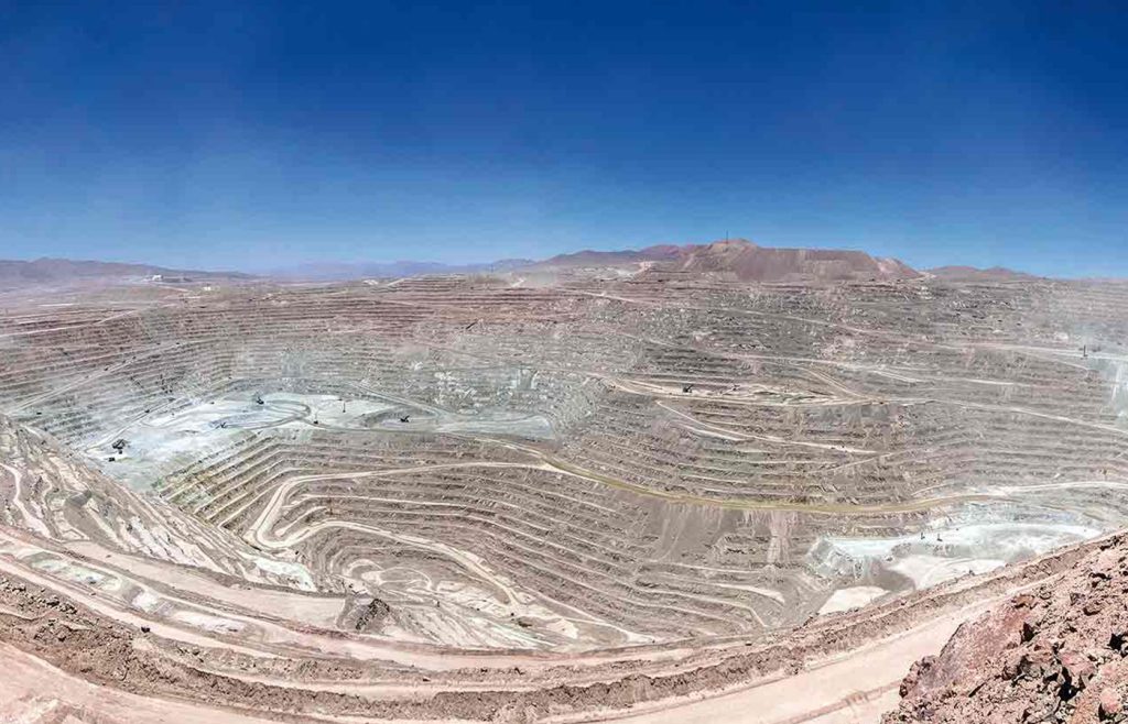 El ministro Mario Marcel visitó la productora de cobre, donde conoció la cartera de proyectos que la minera ejecutará en los próximos 10 años. |Crédito: BHP