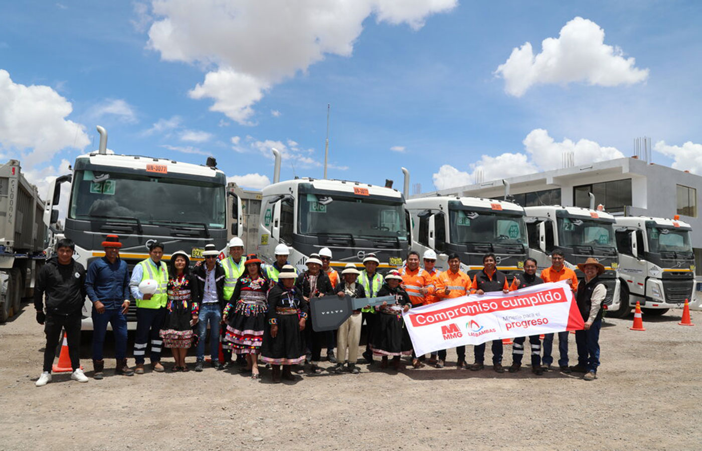 La empresa comunal Apu Llallawa adquirió 50 camiones Volvo, modelo FM, para el traslado del mineral.| Crédito: MMG