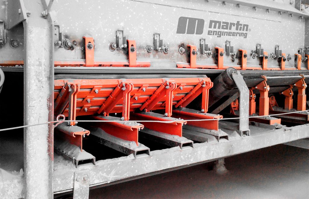 Los ingenieros de Martin llevan años dedicados a reducir el polvo trasladado por los transportadores mediante el diseño de accesorios y soluciones de ingeniería.| Crédito: Martin Engineering