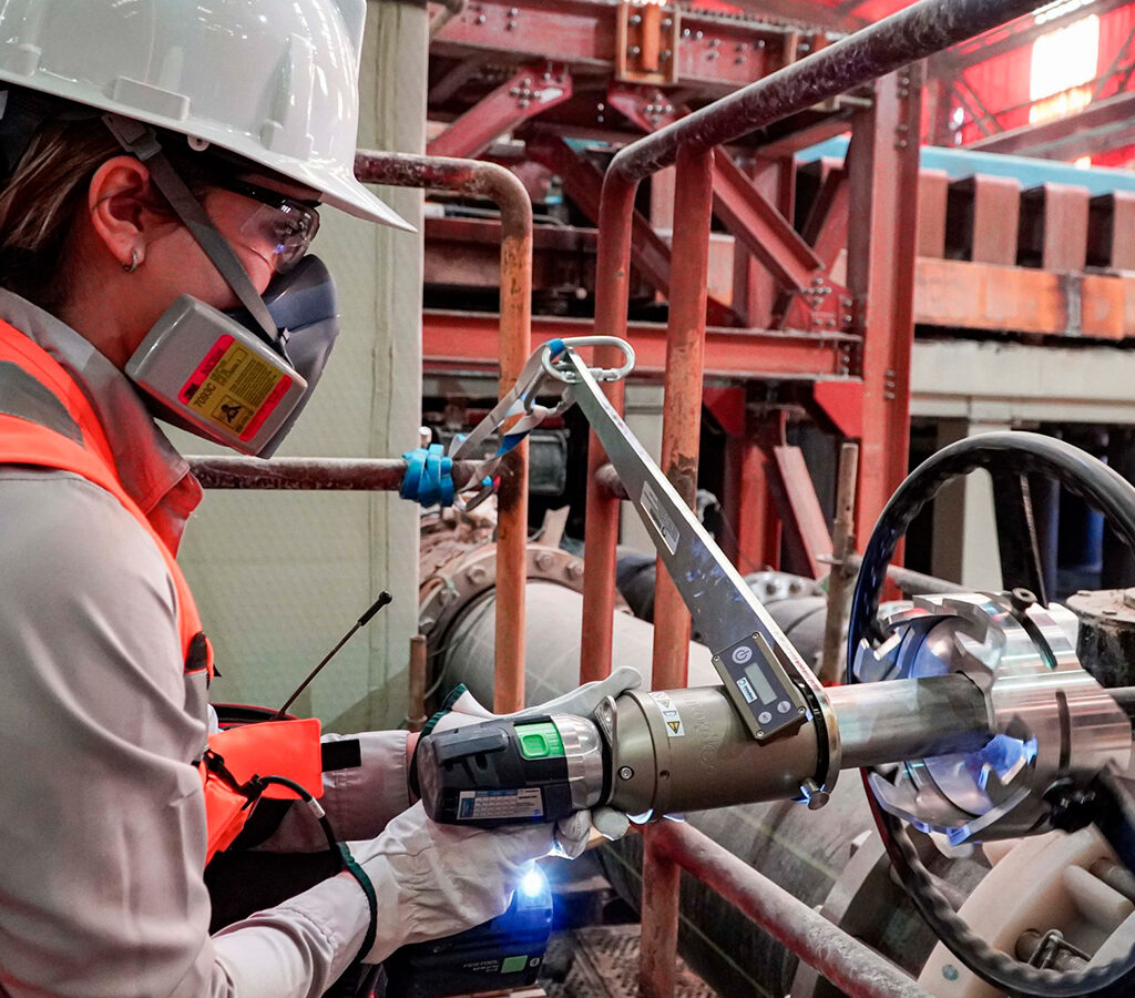  El nuevo equipo portátil facilita la apertura y cierre de válvulas, siendo un apoyo para las personas que trabajan en el área Húmeda.| Crédito: Codelco