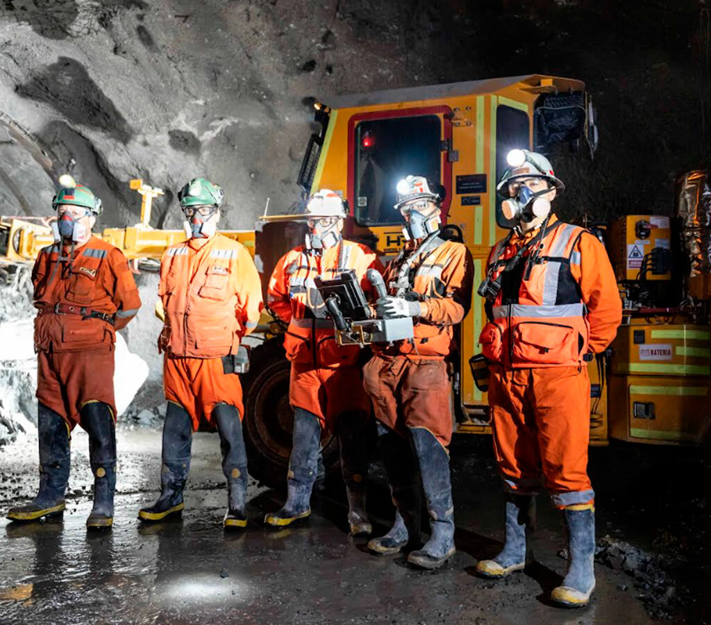 El equipo permite cargar explosivos, tarea que hasta ahora se realiza de forma manual, gracias a su funcionalidad de operación a control remoto.| Crédito: Codelco