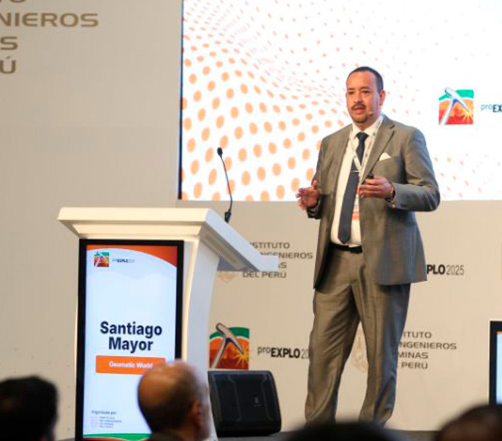 Santiago Mayor, CEO de Geomatic World, presentó una plataforma que combina Python, ArcGIS y machine learning para optimizar los trabajos exploratorios en minería.| Crédito: IIMP
