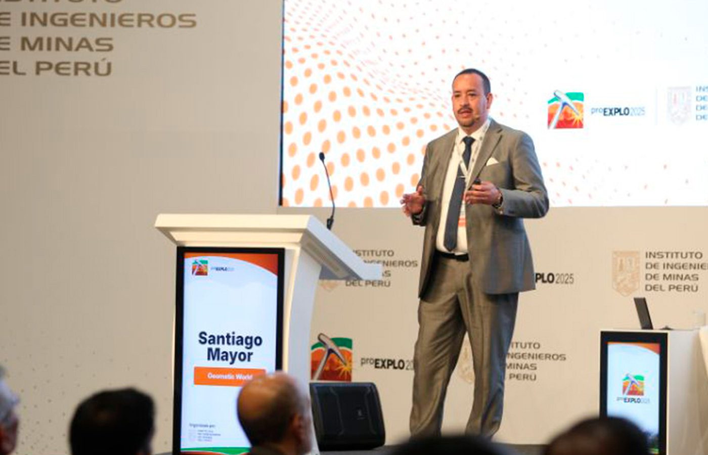 Santiago Mayor, CEO de Geomatic World, presentó una plataforma que combina Python, ArcGIS y machine learning para optimizar los trabajos exploratorios en minería.| Crédito: IIMP