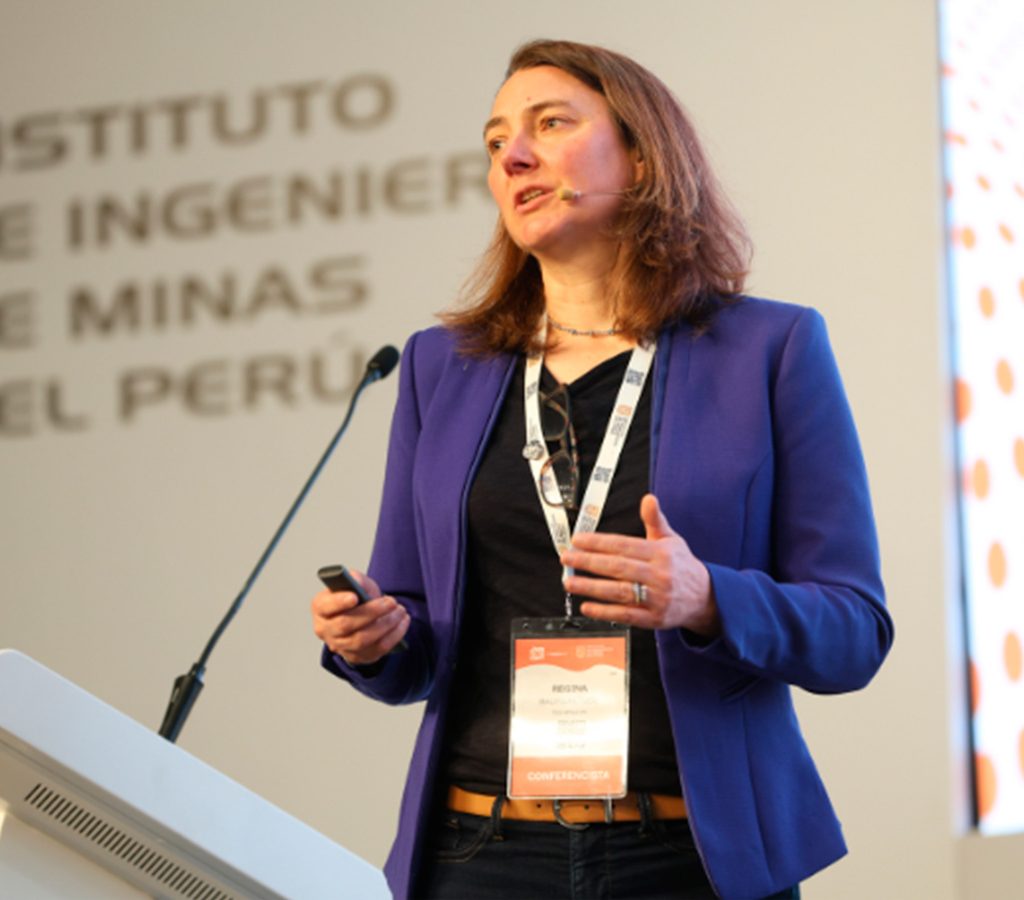 Regina Baumgartner, representante de Teck Resources, destacó el valor de integrar la geometalurgia en modelos predictivos que optimicen la cadena minera de principio a fin.| Crédito: IIMP