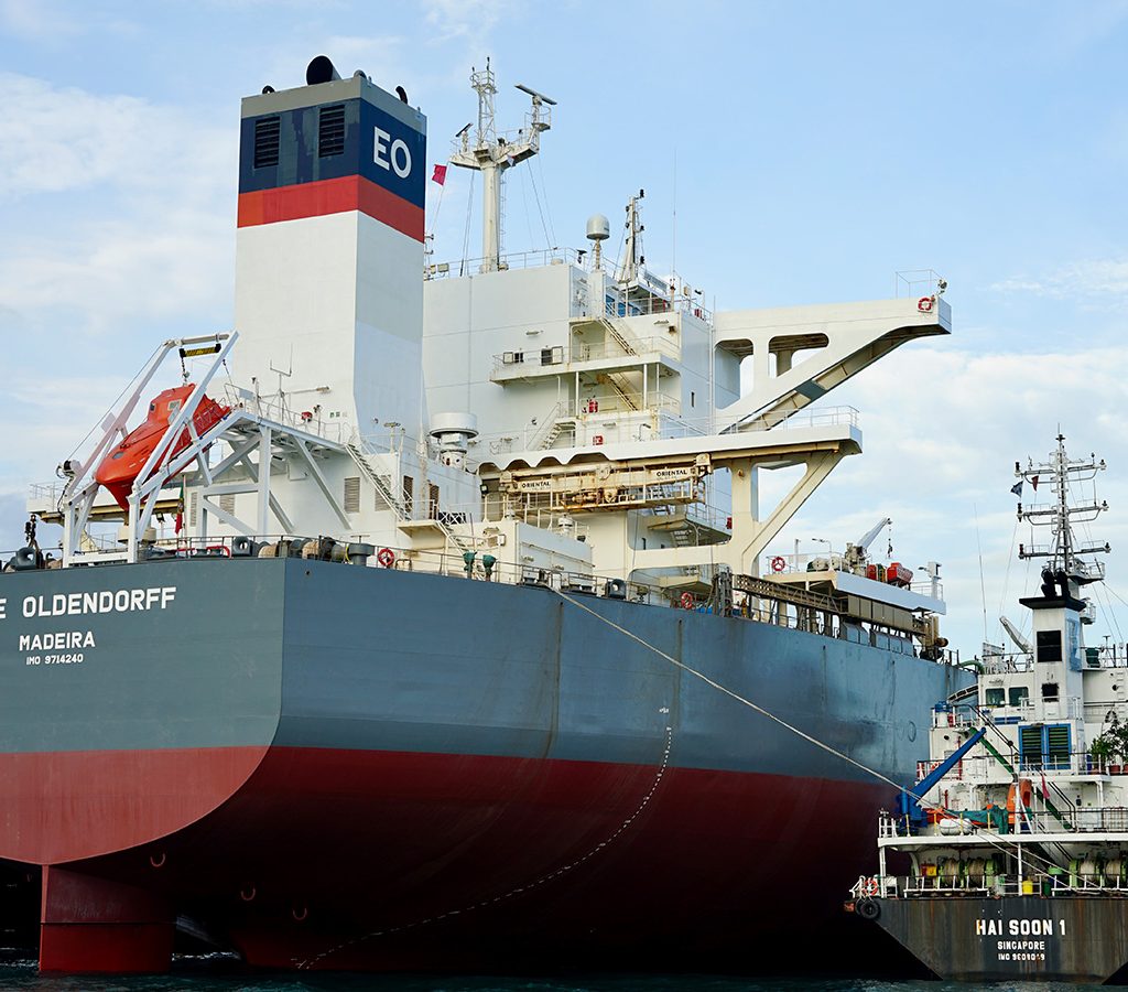 El navío granelero Luise Oldendorff recibió combustible en Singapur el 22 de abril para realizar pruebas.| Crédito: Vale
