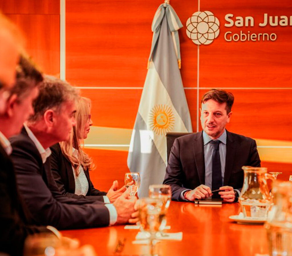 La comitiva fue recibida por el ministro de Minería de San Juan, Juan Pablo Perea.| Crédito: Gobierno de San Juan