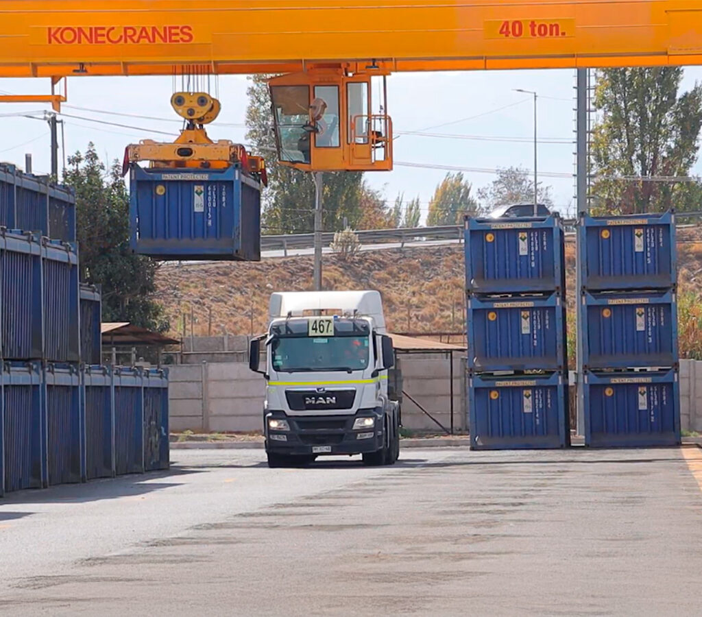 En la Estación de Transferencia El Olivar (ETEO), ubicado en la comuna de Olivar, se realiza el traspaso de cobre metálico, concentrado de cobre y ácido sulfúrico desde camiones a trenes, asegurando el suministro de estos productos a puertos.| Crédito: Codelco