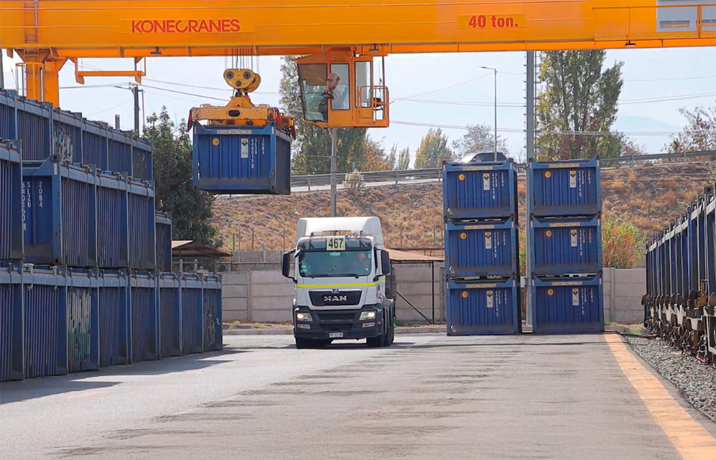 En la Estación de Transferencia El Olivar (ETEO), ubicado en la comuna de Olivar, se realiza el traspaso de cobre metálico, concentrado de cobre y ácido sulfúrico desde camiones a trenes, asegurando el suministro de estos productos a puertos.| Crédito: Codelco