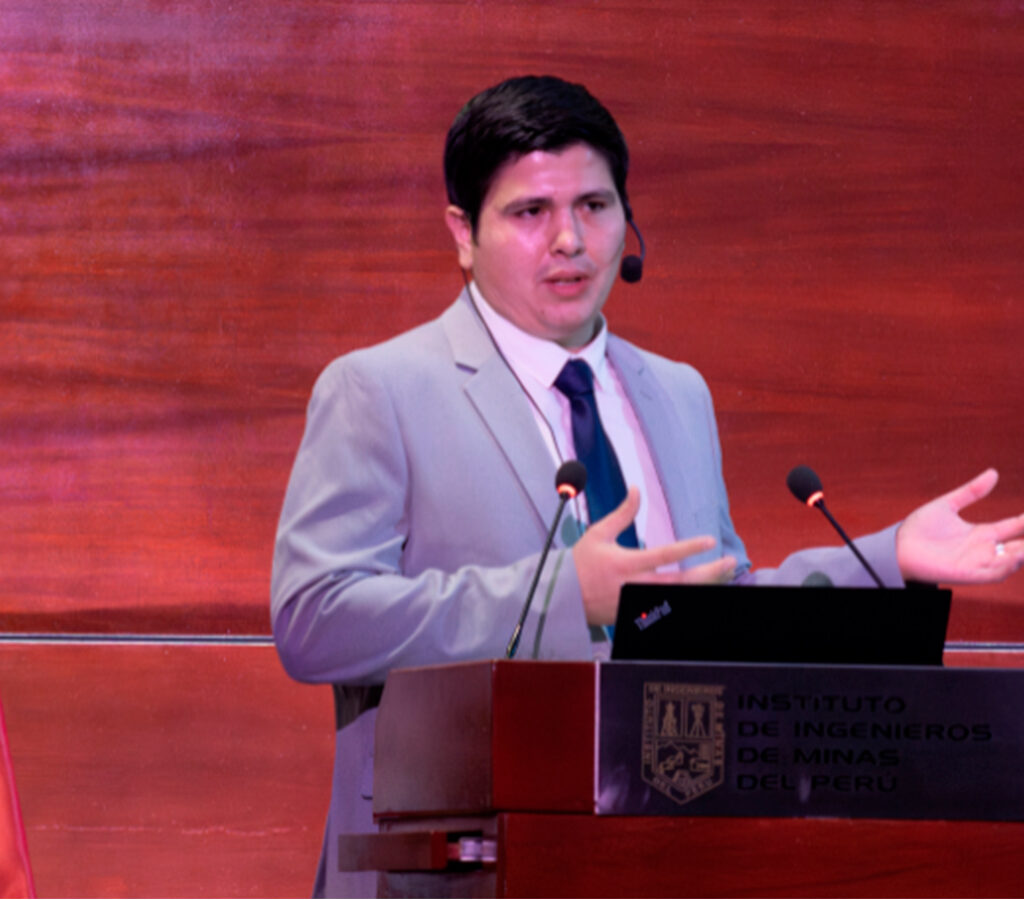 Carlos Fernández, ingeniero geólogo del Ingemmet, señaló que el uso de estos métodos de análisis y procesamientos de datos permiten identificar zonas con potencial mineral de manera más rápida.| Crédito: IIMP