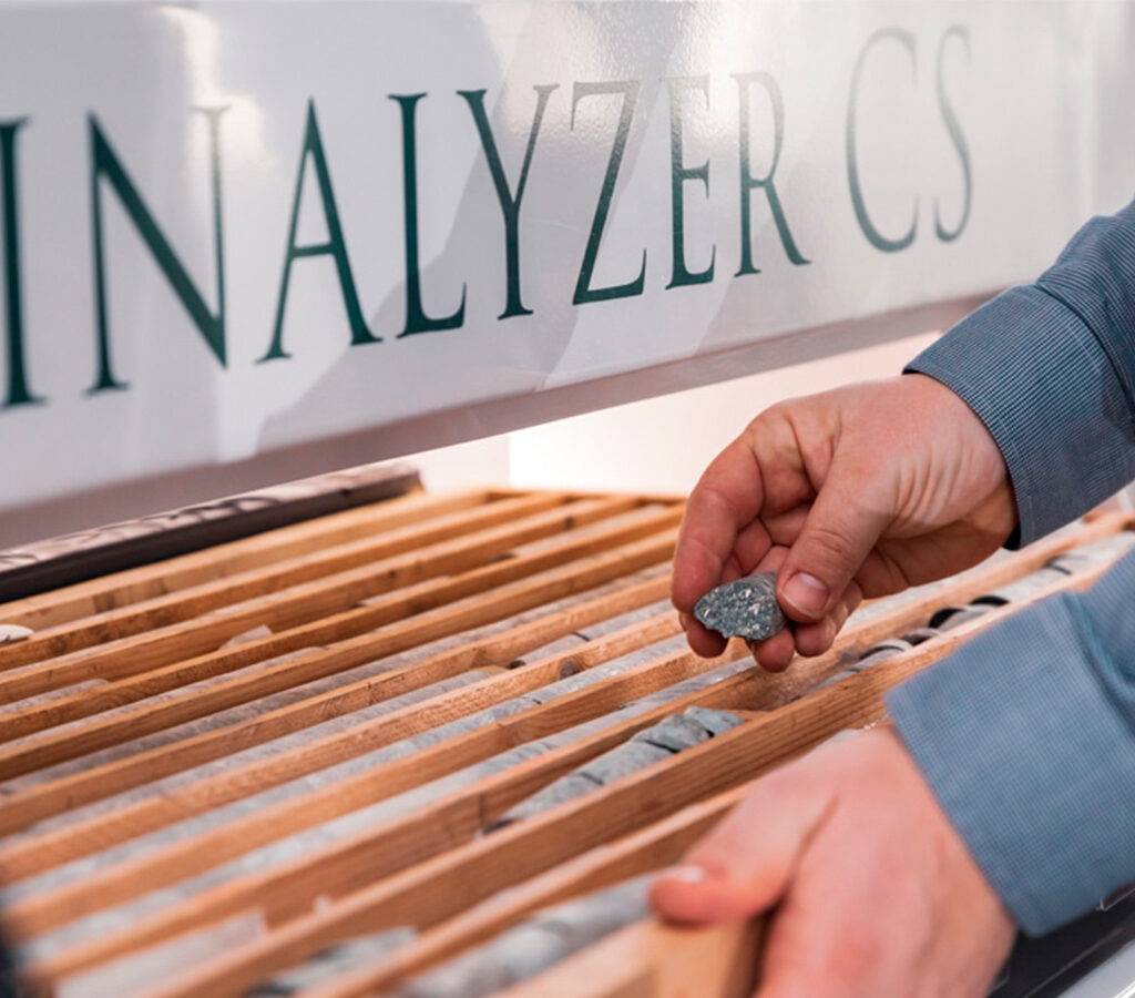 La integración del escaneo geoquímico continuo en campañas de perforación está permitiendo a los geólogos interpretar las muestras de testigos con un nivel de detalle sin precedentes.| Crédito: Veracio