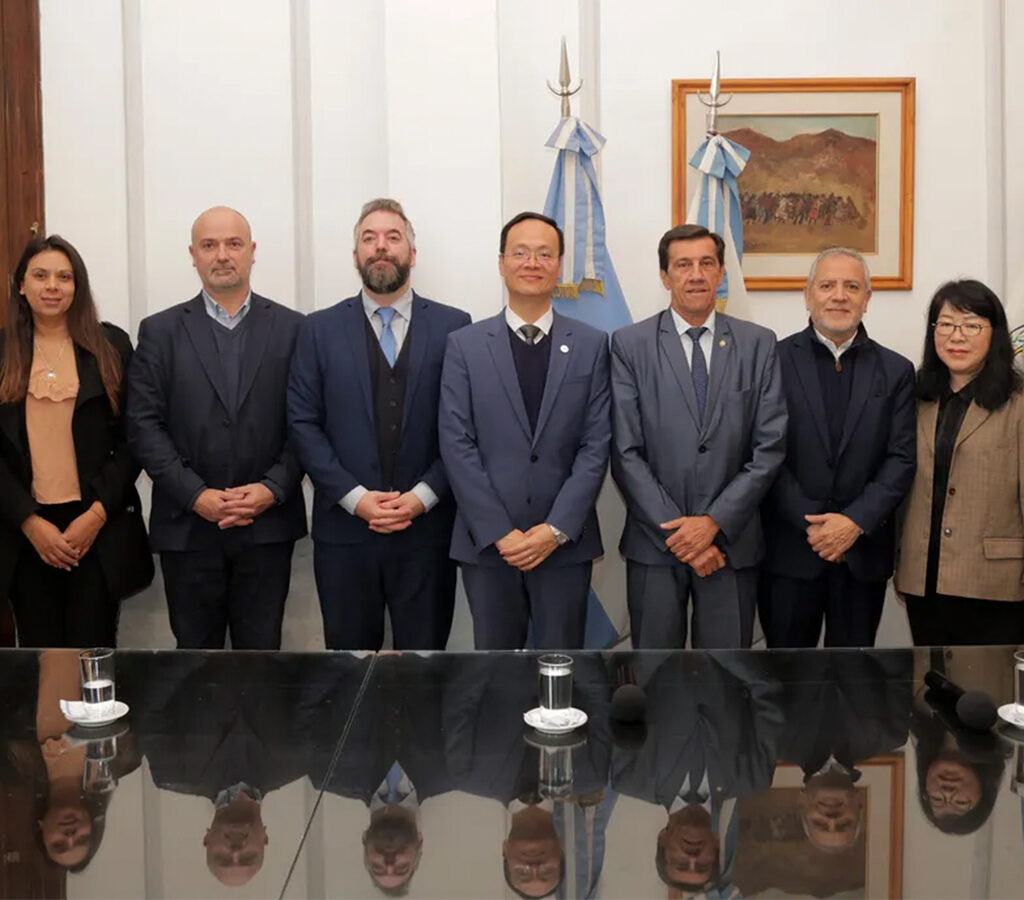 La empresa china CNGR Advanced Material, líder en la producción de materiales para baterías, concretó una inversión estratégica en dos importantes proyectos de litio en la Puna jujeña: Jama y Solaroz.| Crédito: Gobierno de Jujuy