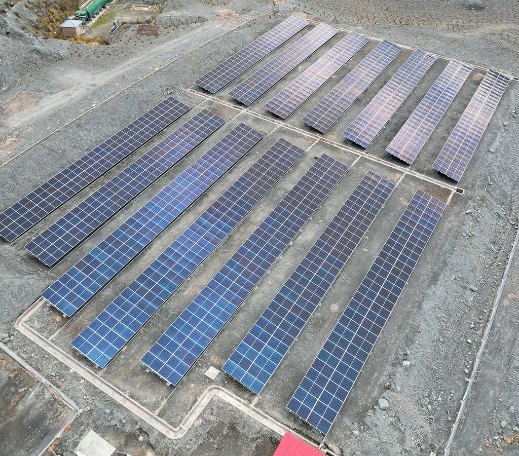 Este sistema pionero utiliza 862 paneles Vertex y ha demostrado un rendimiento sobresaliente con una generación diaria de 2.68 MWh.| Crédito: Trinasolar
