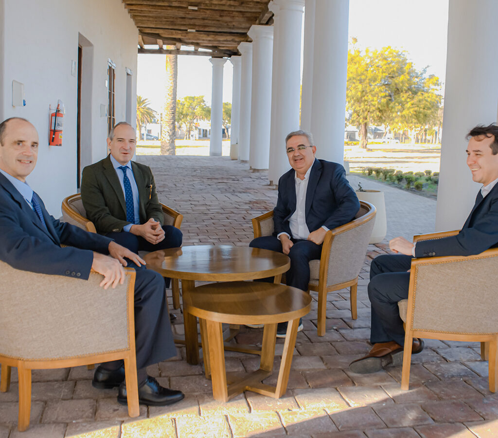 El CEO de Glencore Argentina, Martín Pérez de Solay, y el country manager, Juan Donicelli, se reunieron con el gobernador Raúl Jalil.| Crédito: Gobierno de Catamarca