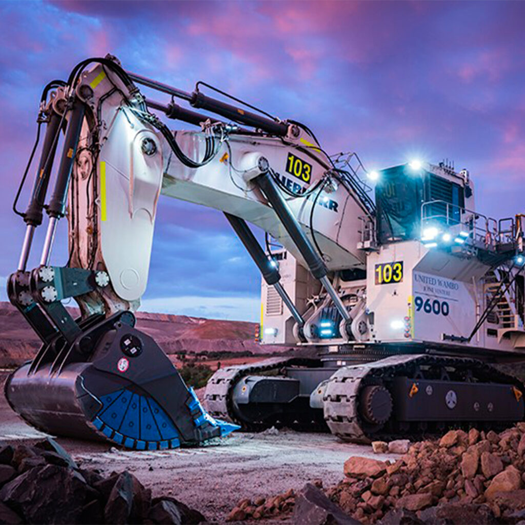 El contrato contempla la entrega de diez R 9600, cinco R 9400, una R 9800 y una R 9100.| Crédito: Liebherr