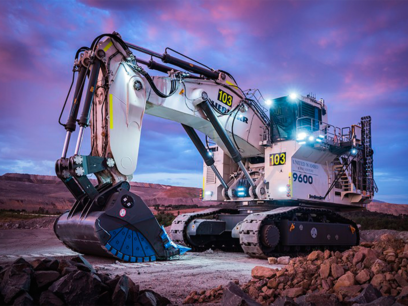 El contrato contempla la entrega de diez R 9600, cinco R 9400, una R 9800 y una R 9100.| Crédito: Liebherr