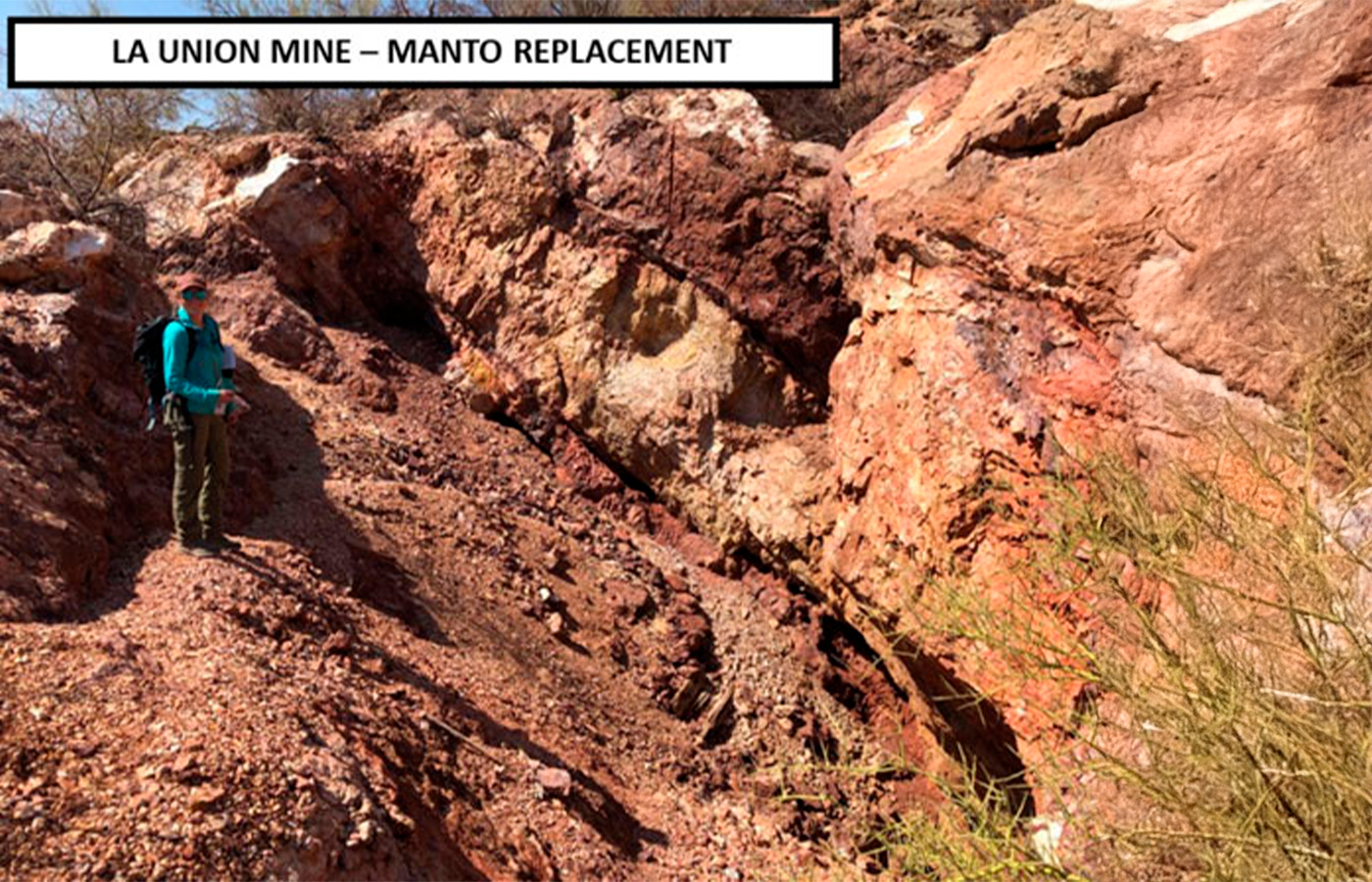 La Unión, tal y como se muestra, comprende un lecho de cuarcita delimitado por horizontes de óxido.| Crédito: Riverside Resources