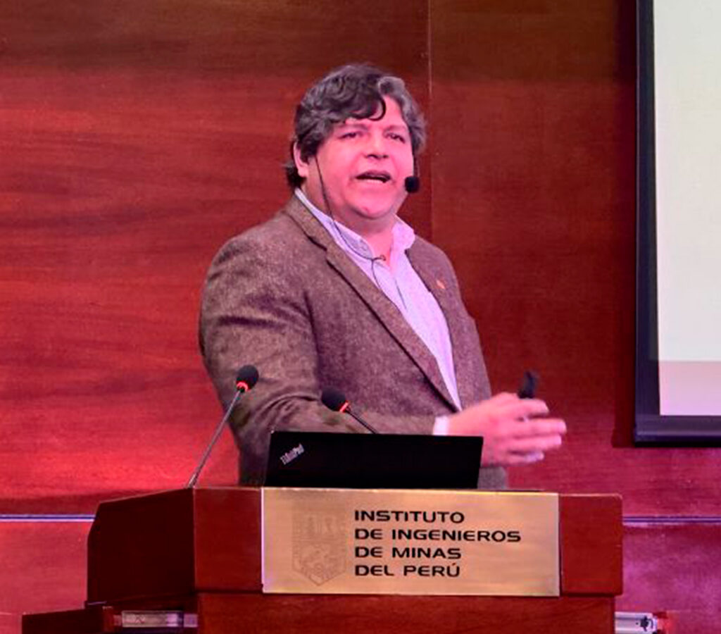 Ricardo Fernández, especialista en perforación y voladura, resaltó que el uso de la tecnología de gemelos digitales permite reducir pérdidas, optimizar la fragmentación y disminuir la huella de carbono en operaciones.| Crédito: IIMP