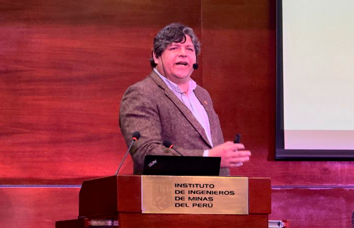 Ricardo Fernández, especialista en perforación y voladura, resaltó que el uso de la tecnología de gemelos digitales permite reducir pérdidas, optimizar la fragmentación y disminuir la huella de carbono en operaciones.| Crédito: IIMP