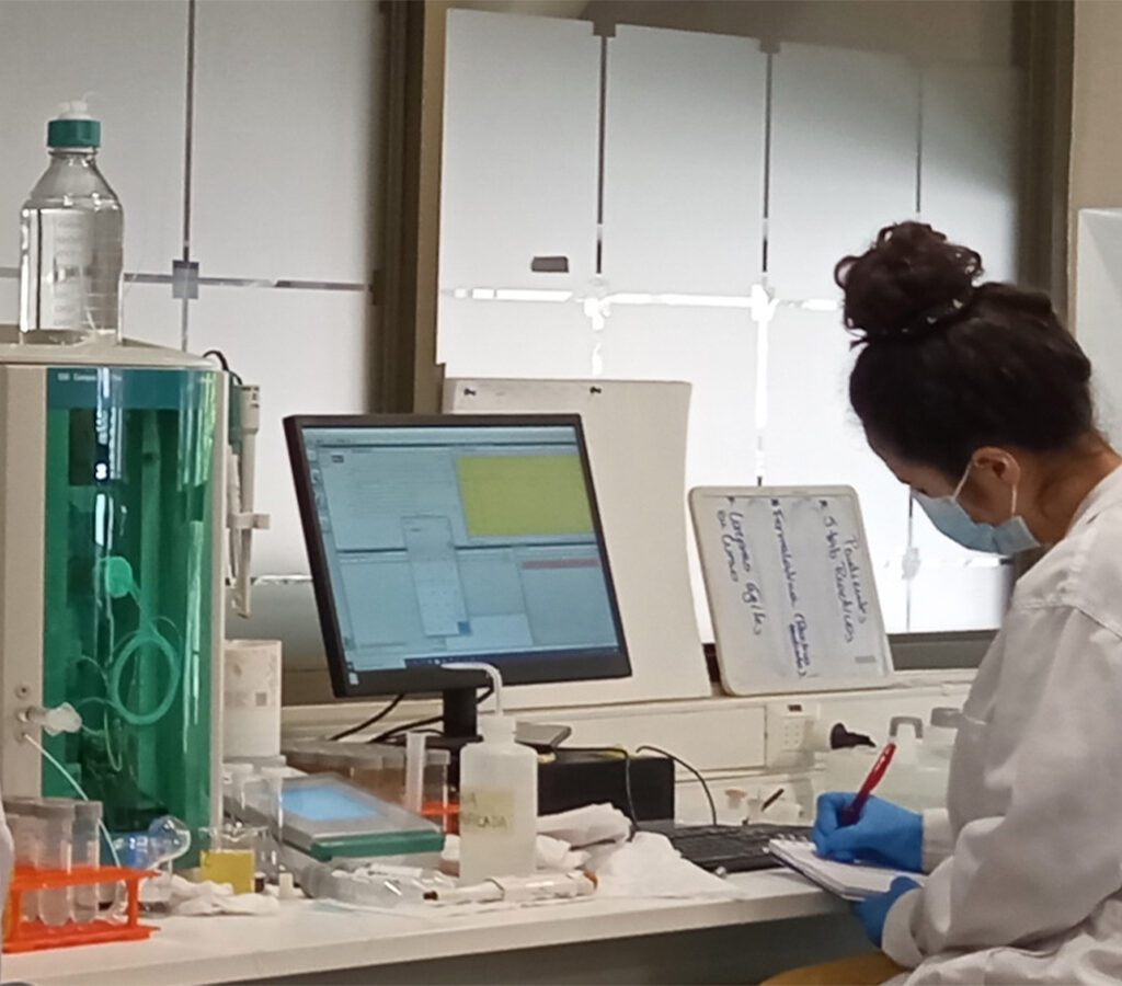 Se propone una solución basada en los principios de la hidrometalurgia circular, reduciendo etapas, recuperando reactivos y evitando el ingreso a la salmuera de nuevas impurezas desde los reactivos.| Crédito: AMTC