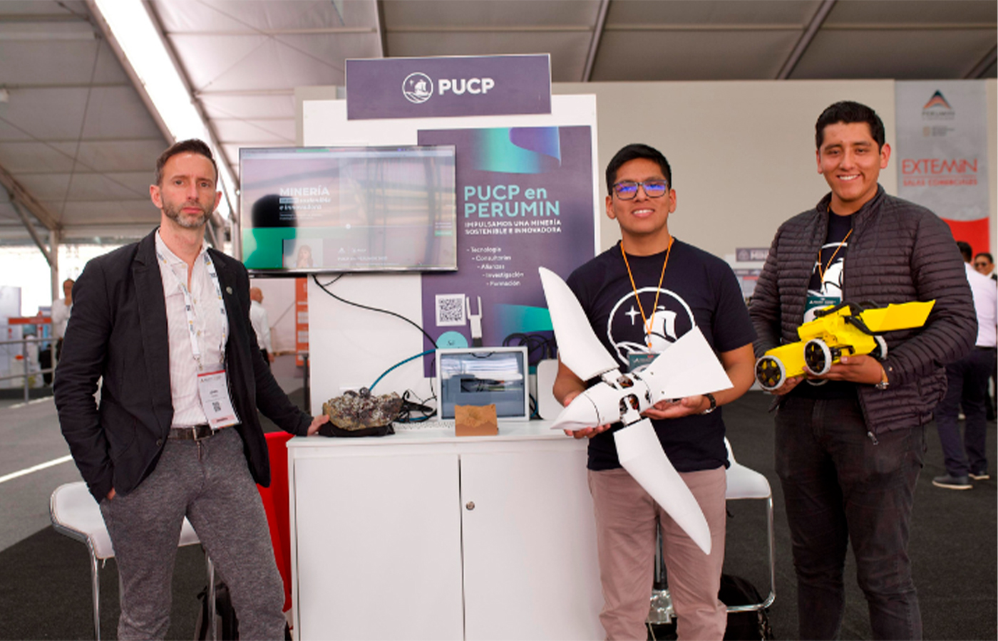 Estudiantes de la PUCP presentan cuatro novedosos proyectos en PERUMIN 37. Las propuestas combinan neurociencia, robótica y realidad virtual para reducir el impacto ambiental en operaciones mineras.| Crédito: IIMP