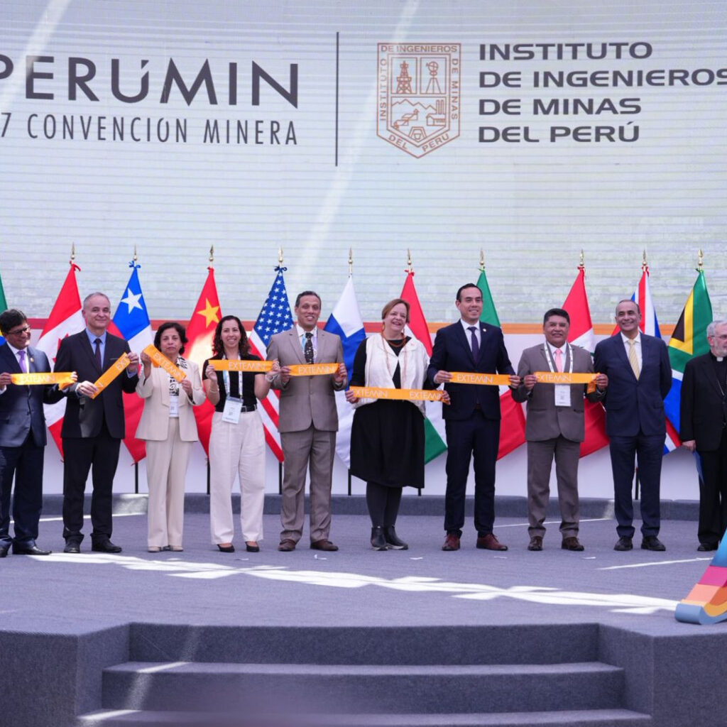 El ministro de Energía y Minas, Jorge Montero; el gobernador regional de Arequipa, Rohel Sánchez, y representantes de delegaciones extranjeras participaron en el corte de cinta de inauguración.| Crédito: IIMP